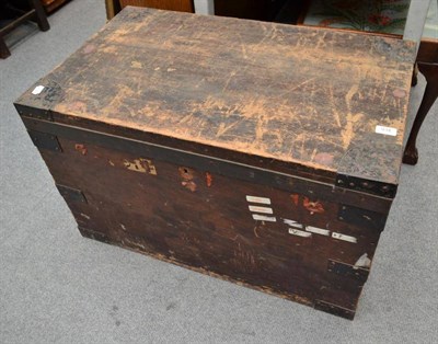 Lot 934 - A pine trunk with two lift out trays