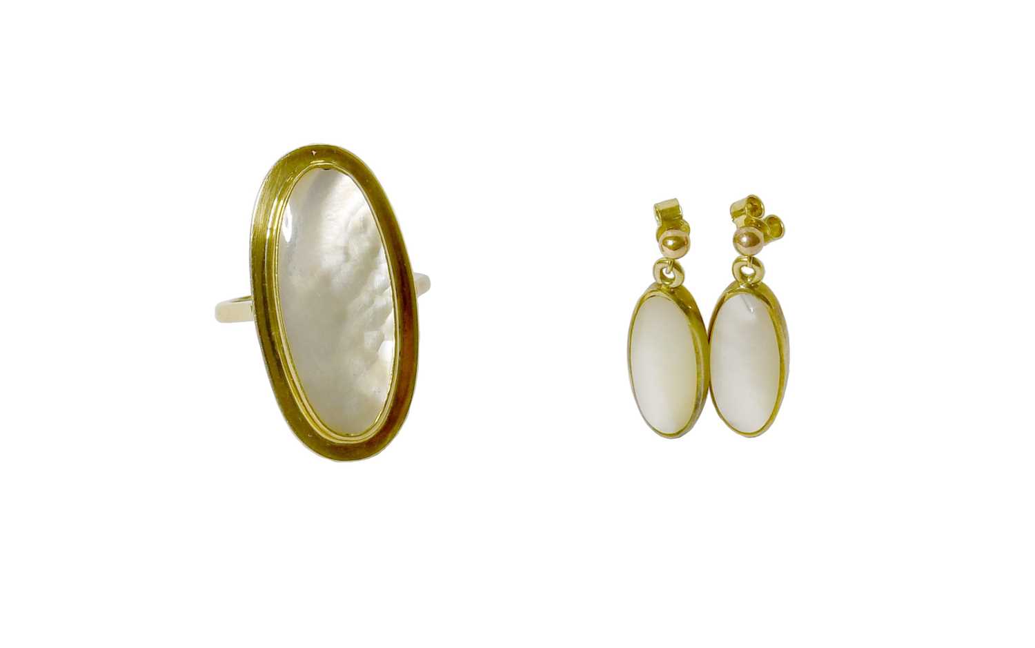 Lot 9 - A 9 Carat Gold Mother-of-Pearl Ring, the oval...