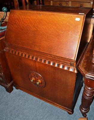 Lot 980 - An oak table and bureau