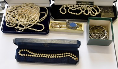 Lot 105 - A Quantity of Costume Jewellery, including...