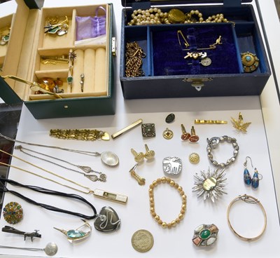 Lot 105 - A Quantity of Costume Jewellery, including...