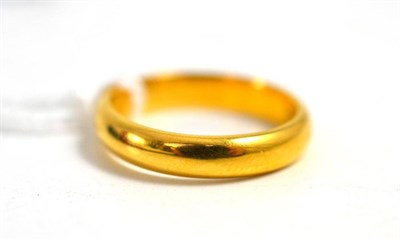 Lot 107 - A 22ct gold band ring