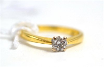 Lot 132 - An 18ct gold diamond solitaire ring