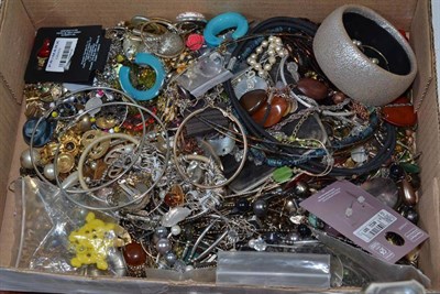 Lot 229 - Quantity of costume jewellery