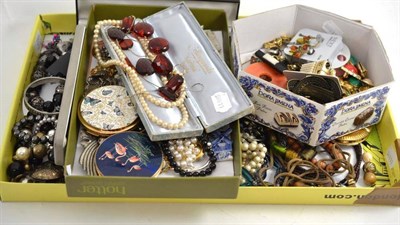 Lot 231 - Quantity of costume jewellery