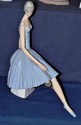 Lot 289 - Lladro figure 'Waiting Backstage' 4559, sculpted by Fulgencio Garcia with box