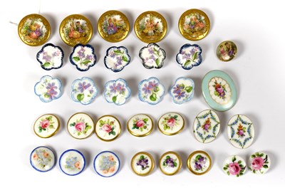 Lot 2141 - A Collection of Assorted Pottery and Porcelain...