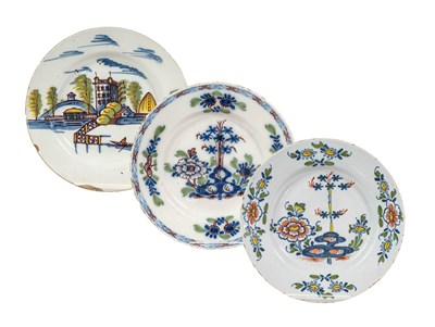 Lot 307 - An English Delft Plate, 18th century, painted...