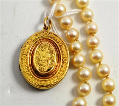 Lot 87 - An engraved locket (a.f.) and a cultured pearl necklace with diamond set clasp