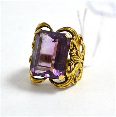 Lot 105 - An amethyst ring, stamped '18ct'