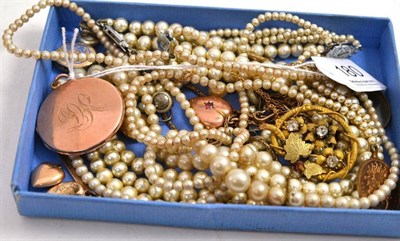 Lot 180 - Assorted jewellery including lockets, simulated pearls, chains, earrings, etc