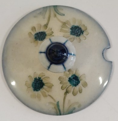 Lot 22 - A Moorcroft Macintyre Dura Ware Daisy Pattern...