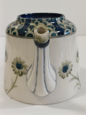 Lot 22 - A Moorcroft Macintyre Dura Ware Daisy Pattern...