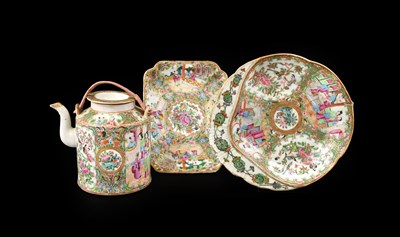 Lot 14 - A Cantonese Porcelain Shell-Shaped Dish, early...