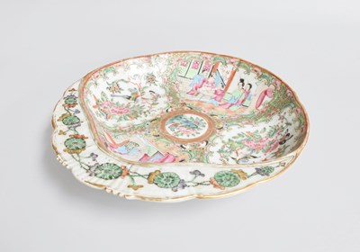 Lot 301 - A Cantonese Porcelain Shell-Shaped Dish, early...