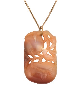 Lot 2354 - An Agate Pendant on Chain the banded agate...