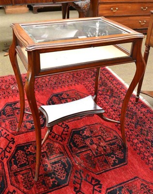 Lot 551 - Early 20th century mahogany bijouterie table