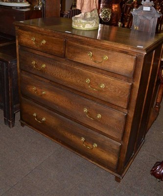 Lot 557 - Reproduction oak chest of drawers