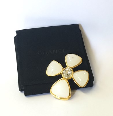 Lot 1028 - A Brooch, by Chanel, the central oval...