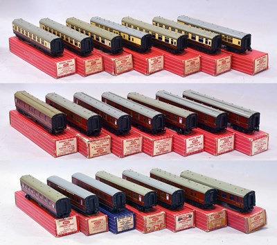Lot 3146 - Hornby Dublo 2-Rail Coaches