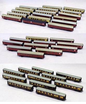 Lot 3147 - Hornby Dublo 2-Rail Coaches