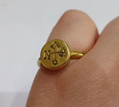 Lot 2025 - A Ring
