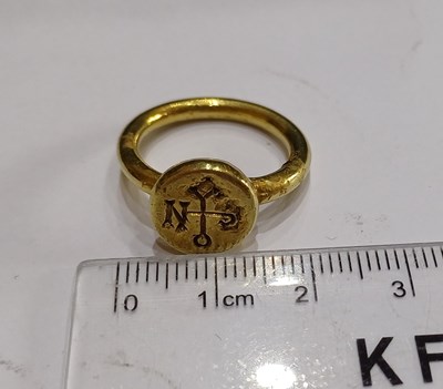 Lot 2025 - A Ring