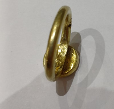 Lot 2025 - A Ring