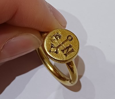 Lot 2025 - A Ring