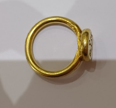 Lot 2025 - A Ring