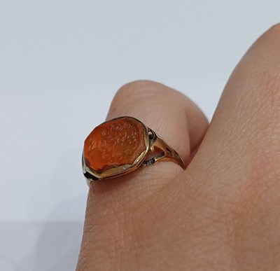 Lot 2082 - A Glass Signet Ring