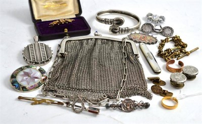 Lot 88 - Small quantity of jewellery including a 22ct wedding band, silver locket, bar brooch etc