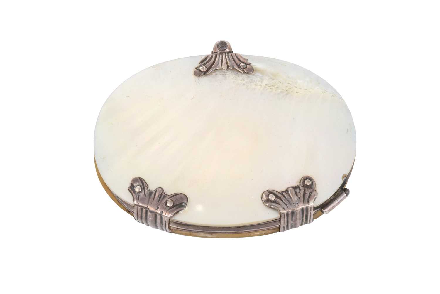 Lot 2020 - A George III Silver-Mounted Mother-of-Pearl Magnifying Glass