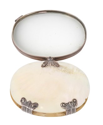 Lot 2020 - A George III Silver-Mounted Mother-of-Pearl Magnifying Glass