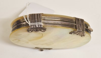 Lot 2020 - A George III Silver-Mounted Mother-of-Pearl Magnifying Glass