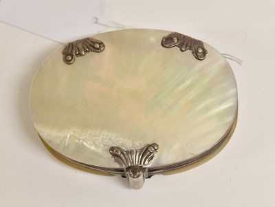 Lot 2020 - A George III Silver-Mounted Mother-of-Pearl Magnifying Glass