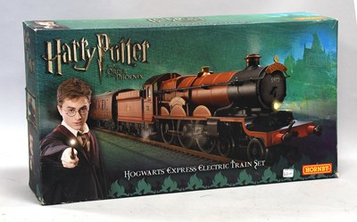 Lot 3220 - Hornby (China) OO Gauge R1095 Harry Potter And The Order Of The Phoenix Hogwarts Express Set