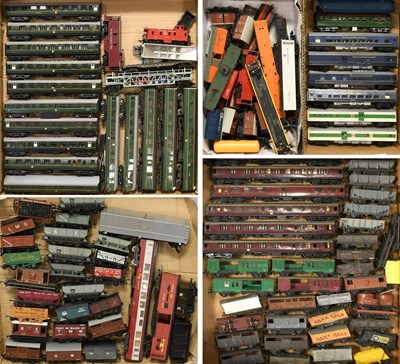 Lot 3276 - Various Manufacturers OO Gauge A Collection Of Assorted Rolling Stock