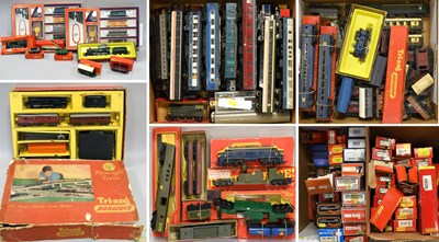 Lot 3271 - Triang Railways OO Gauge RO Passenger Train Set