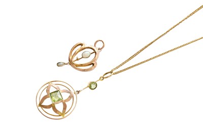 Lot 392 - A Peridot Pendant on Chain, the circular frame...