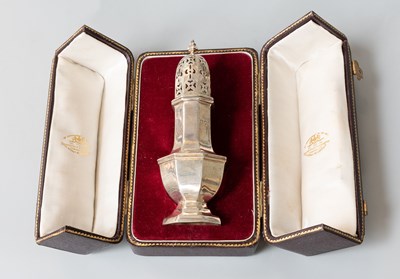 Lot 82 - A Cased George V Silver Caster, by Goldsmiths...