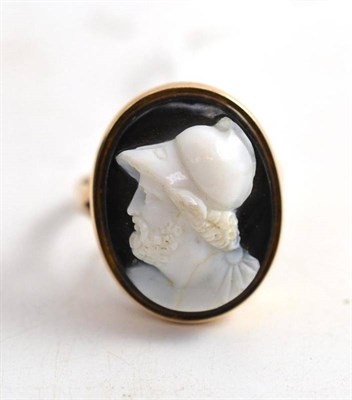 Lot 219 - Cameo ring