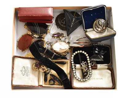 Lot 317 - A Quantity of Jewellery, including agate,...