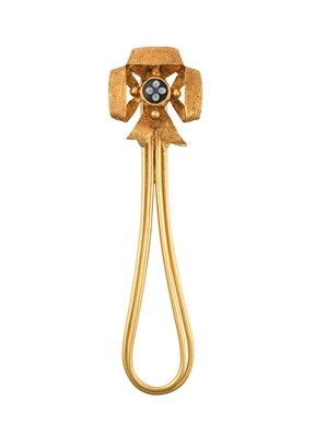 Lot 2291 - An Agate Clip the agate carved to depict a...