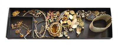 Lot 332 - A Necklace, clasp stamped 9K, a 9 Carat Gold...