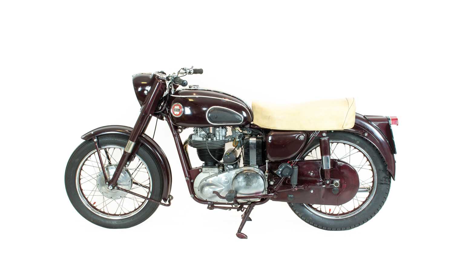 Lot 830 - Ariel 350 NH Red Hunter