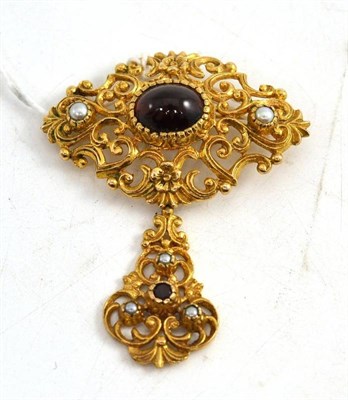 Lot 370 - A pierced garnet set brooch stamped '375'