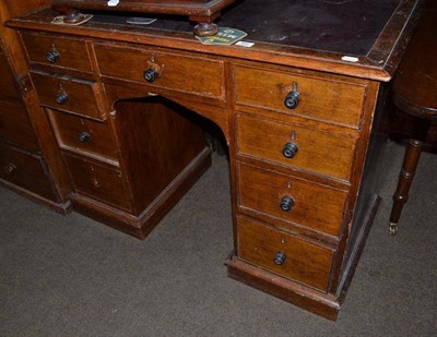 Lot 466 - Oak kneehole desk