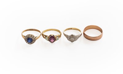 Lot 368 - An 18 Carat Gold Diamond Cluster Ring, finger...
