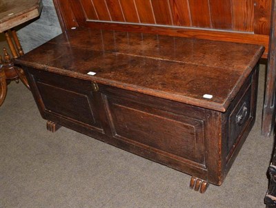 Lot 525 - An oak blanket box